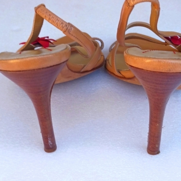 KATE SPADE Elegant Tan Slingback Heels with Red Accent - Picture 4 of 4